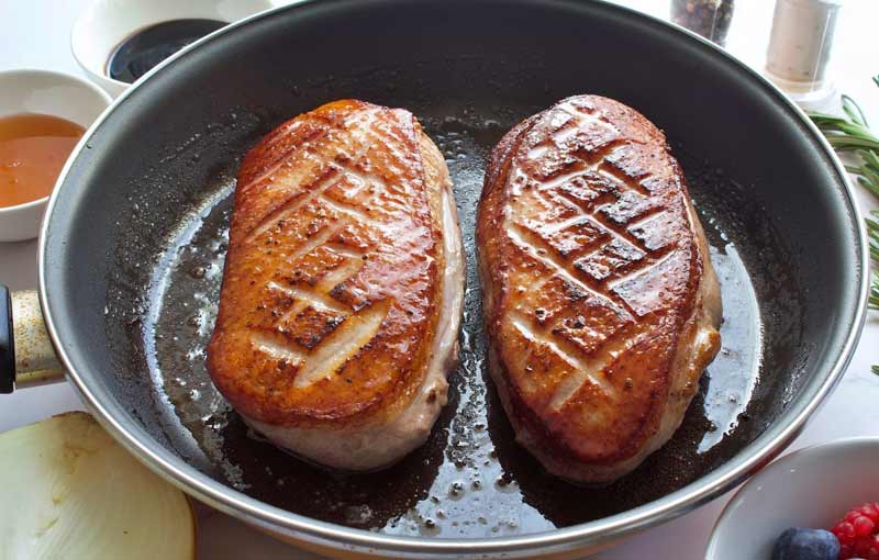 Asar un Pato: pon las pechugas en la sarten